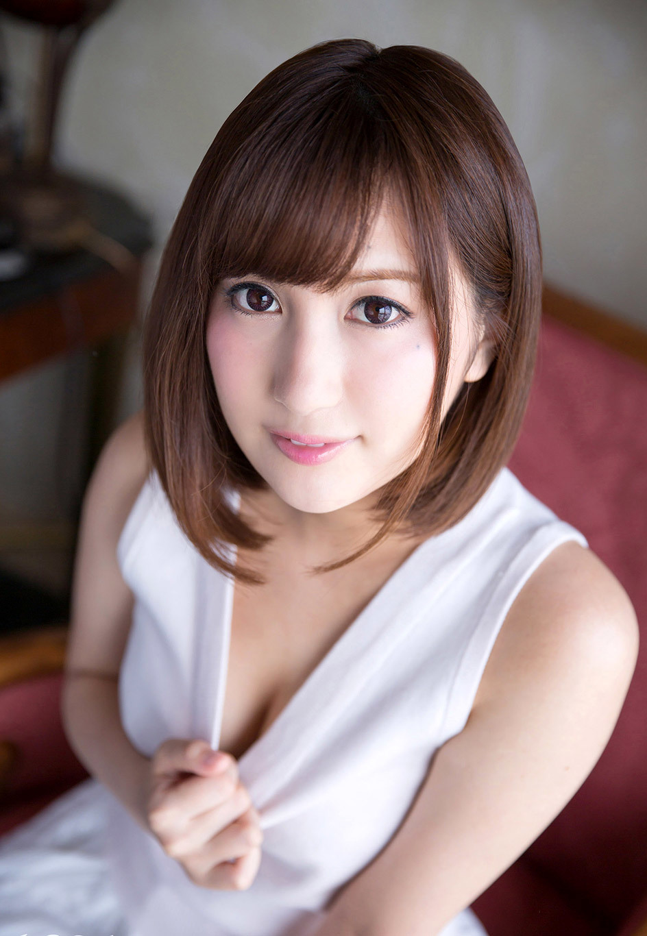 前かがみで巨乳の谷間を強調して誘惑する、AV女優のあざといおっぱい画像 Vol.23