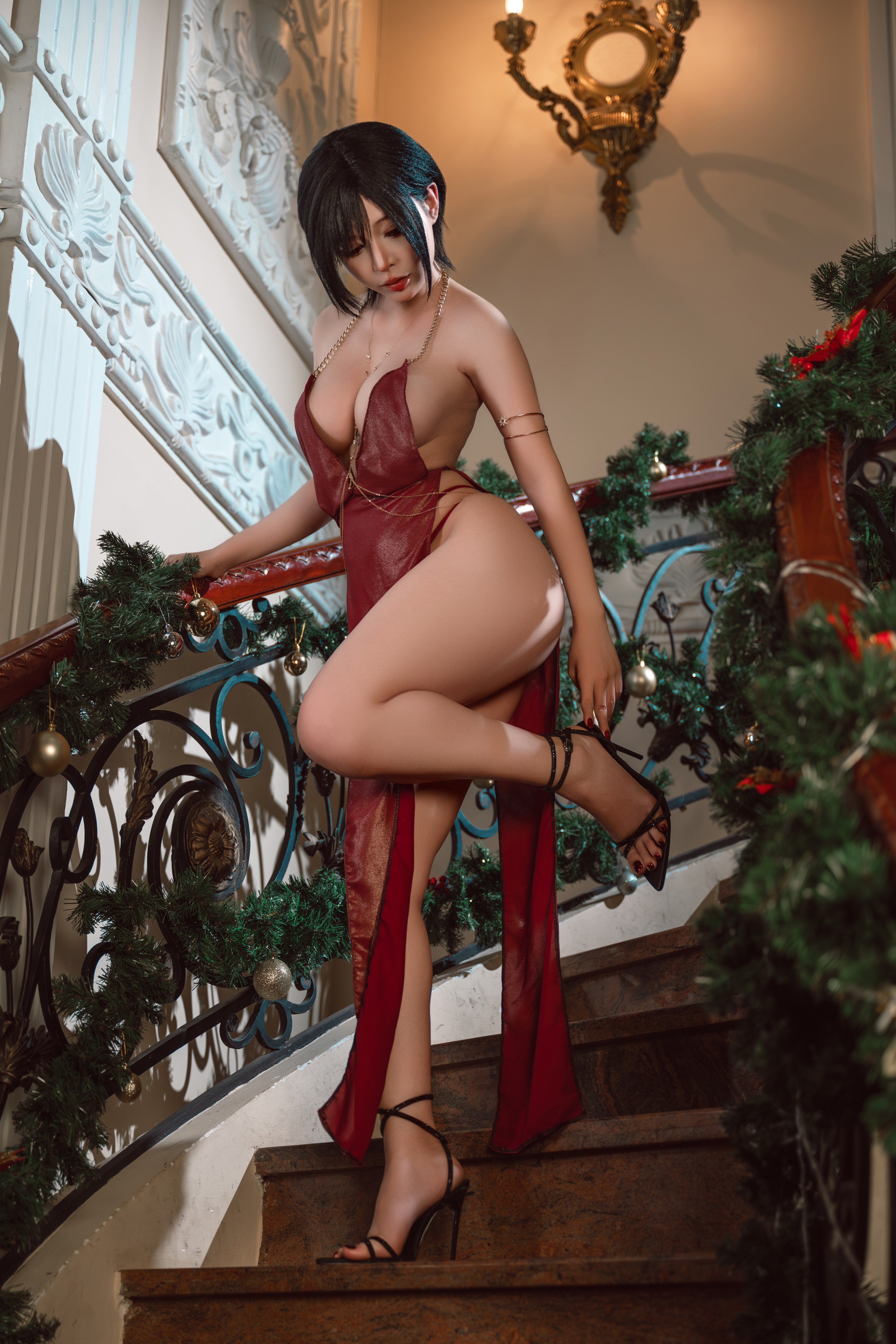 アナルプラグぶち込んだやたらエロいプリ尻が、謎の白い汁まみれになってるエイダのコスプレイヤーが見つかる