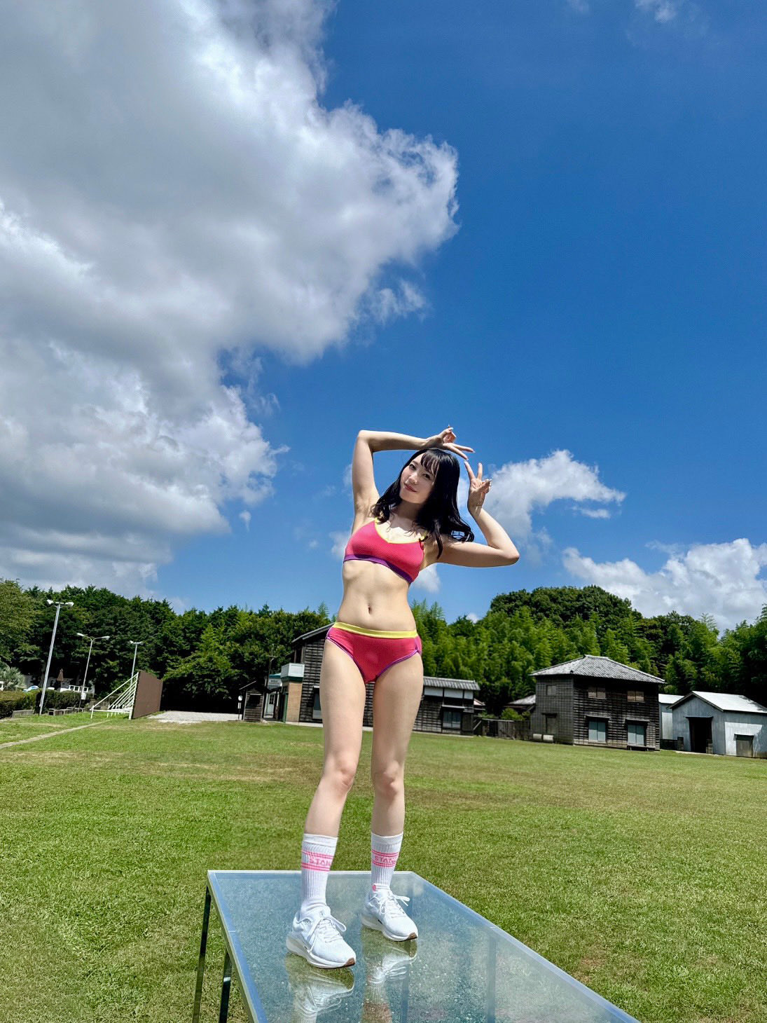 脚フェチの貴様ら見ろ！葦のようにすらりと伸びた脚線美がエロいヘアヌード写真集　瀧本雫葉